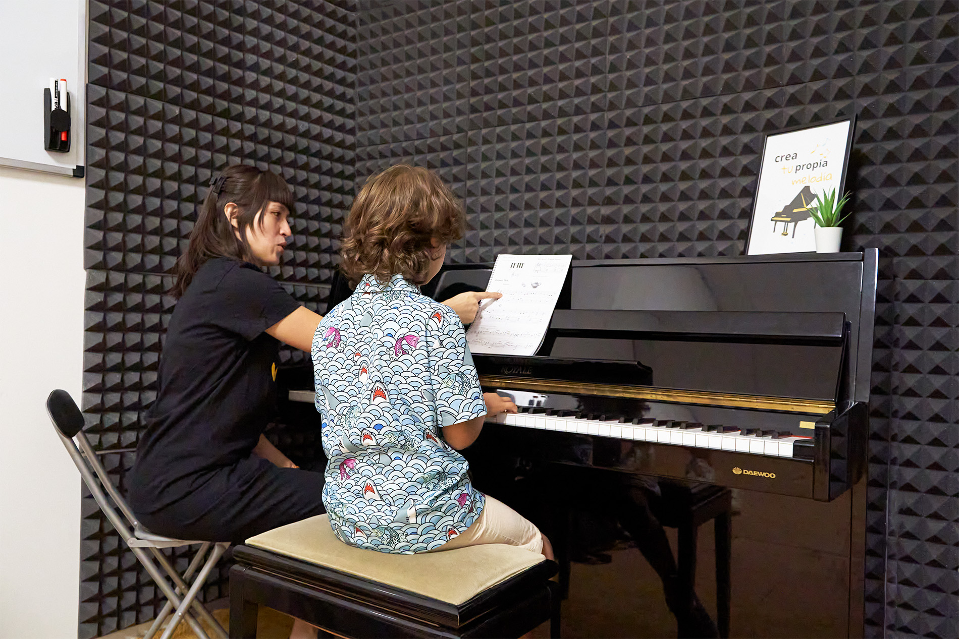 chicos tocando el piano en clase